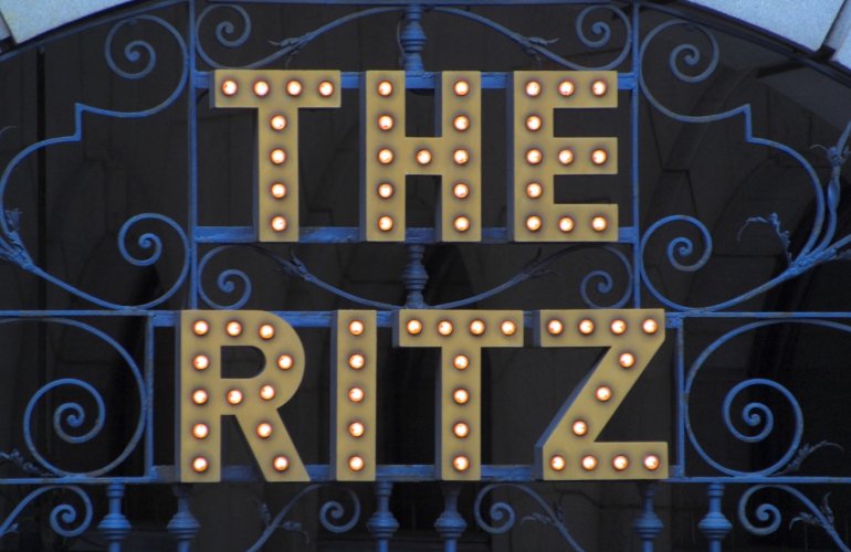 das ritz-hotel-schild